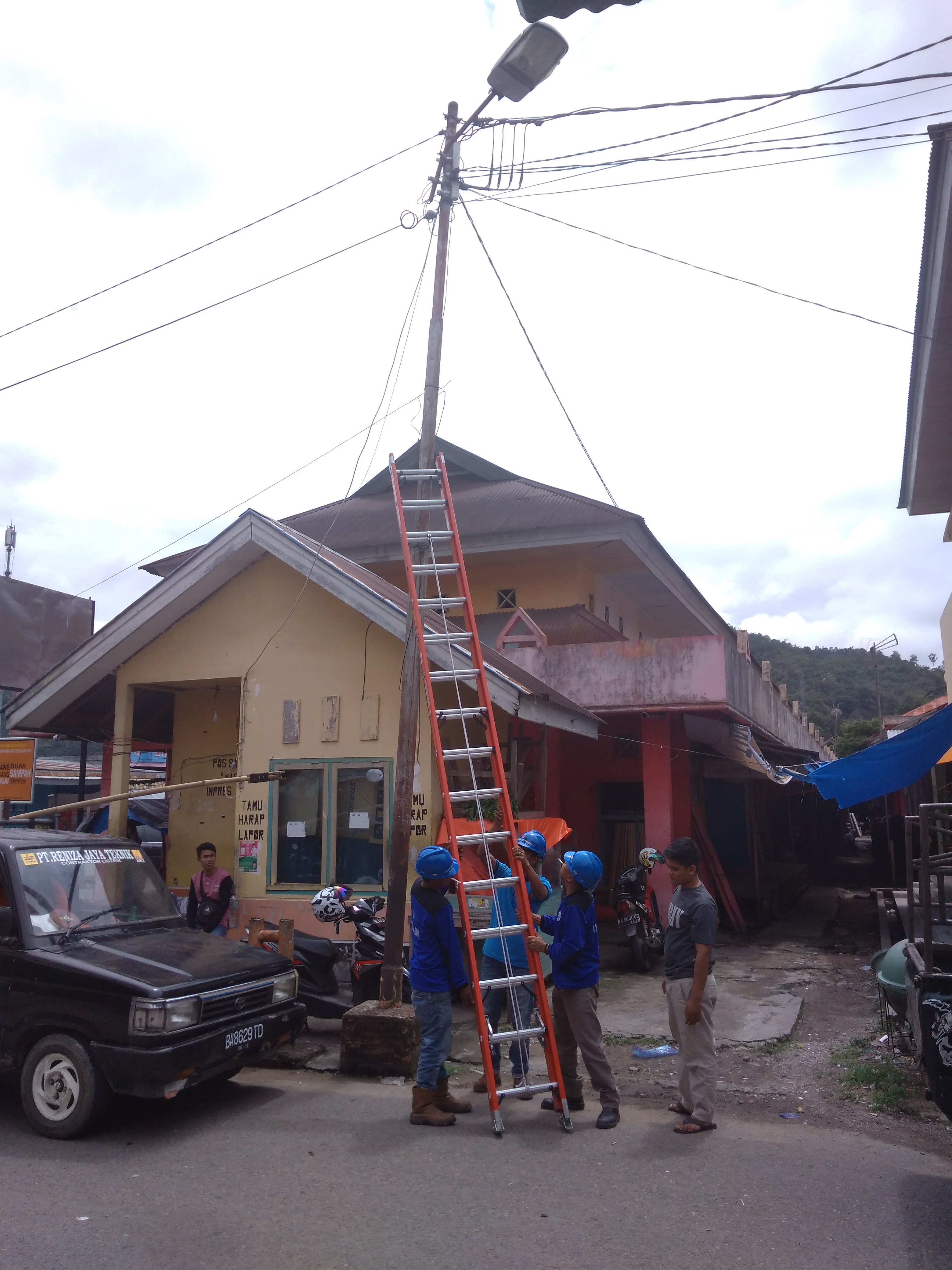 KEGIATAN PERBAIKAN PENERANGAN JALAN UMUM (PJU) TANGGAL  15 JANUARI 2019 DI PASAR PAINAN